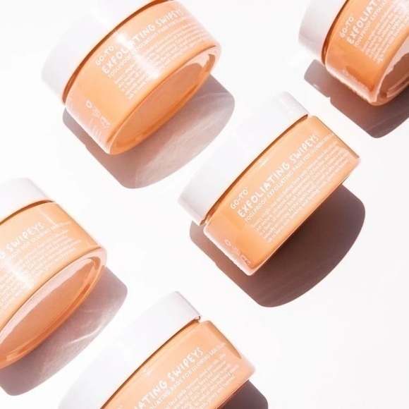 Go-To Exfoliating Pads - Picture 3 of 7